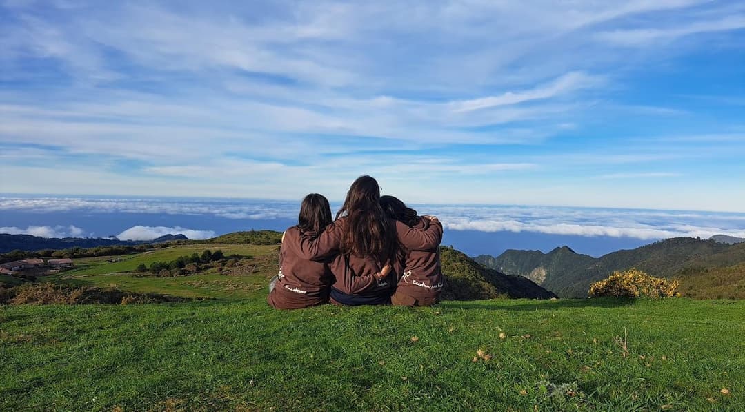 Três escoteiros contemplando o horizonte.